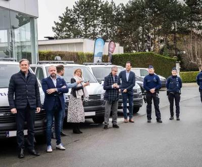 Politie Rhode & Schelde nemen 4 nieuwe Volkswagen Transporter politiecombi's in ontvangst