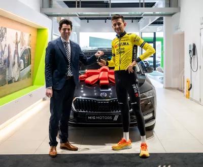 Profwielrenner Tiesj Benoot bij zijn nieuwe Skoda Octavia