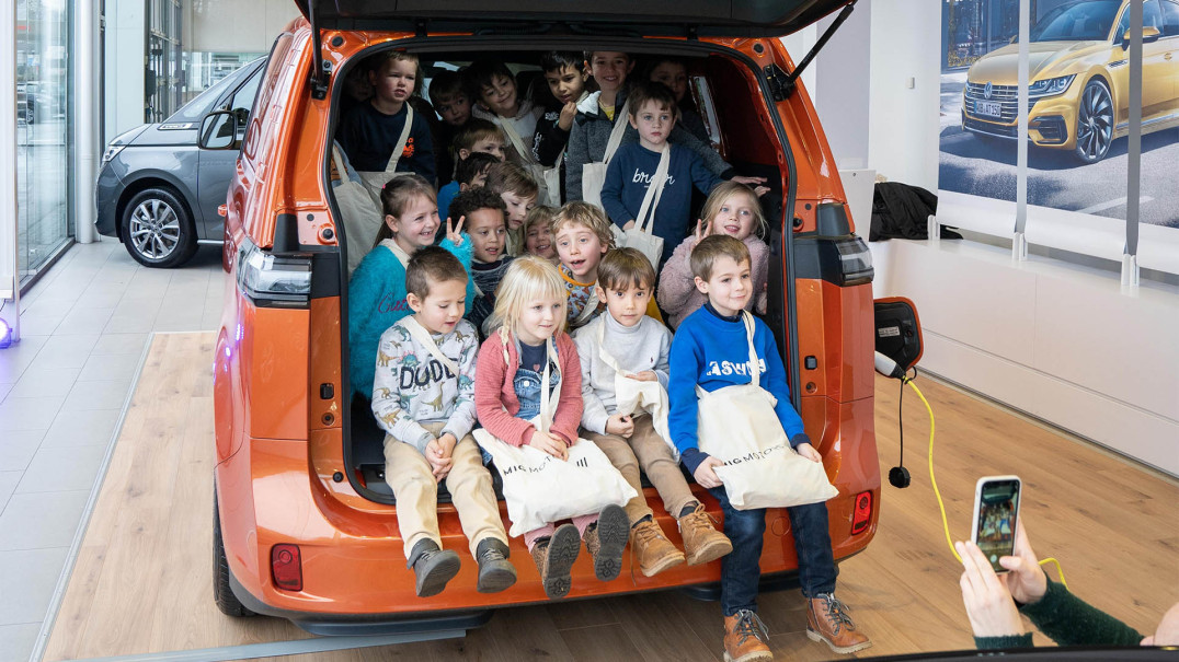 Kinderen in Volkswagen ID. Buzz